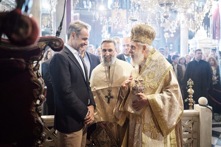 Την πρώτη Ανάσταση στην Τήνο παρακολούθησε ο πρωθυπουργός (photo)