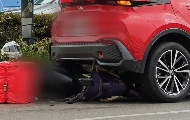 Μηχανάκι καρφώθηκε κάτω από αυτοκίνητο