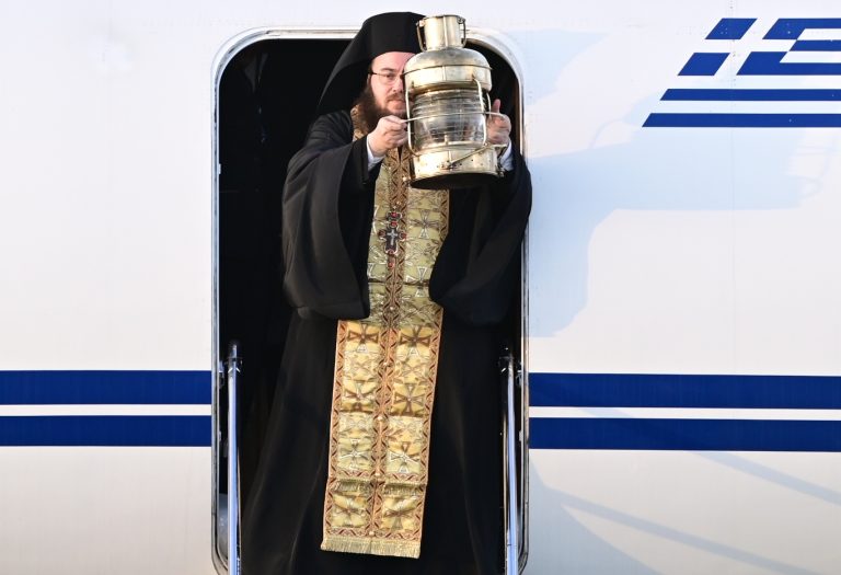 Έφτασε στην Αθήνα και ταξιδεύει σε κάθε άκρη της Ελλάδας το Άγιο Φως (VIDEO)