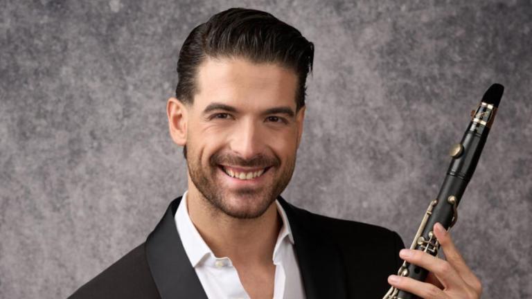 Άφαντος ο άνθρωπος που έδωσε την κροτίδα στον Μουγκοπέτρο – Θα τον μηνύσει ο μουσικός (video)