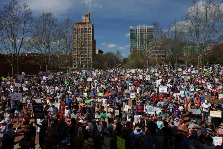 Χιλιάδες Αμερικανοί διαδηλώνουν κατά Τραμπ και Μασκ