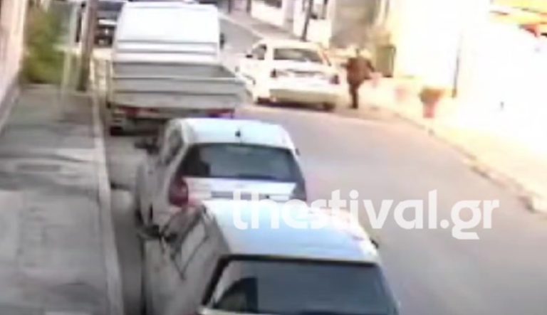 Δείτε πώς άρπαξαν την αλυσίδα ηλικιωμένης κυριολεκτικά χωρίς να το καταλάβει! (VIDEO)