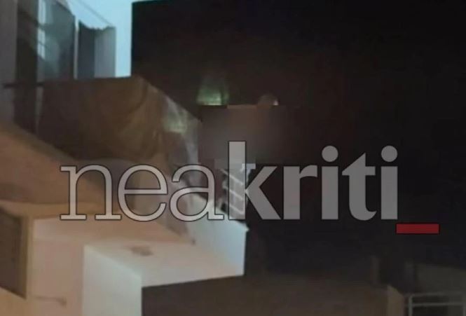 Απειλούσε να πέσει από μπαλκόνι και πέταγε καρέκλες στους αστυνομικούς! (PHOTO)