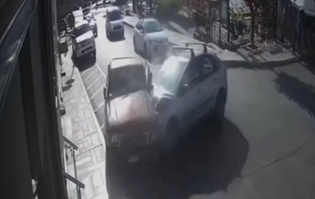 Η στιγμή που ΙΧ «καρφώνεται» σε σταθμευμένο αγροτικό! (VIDEO)