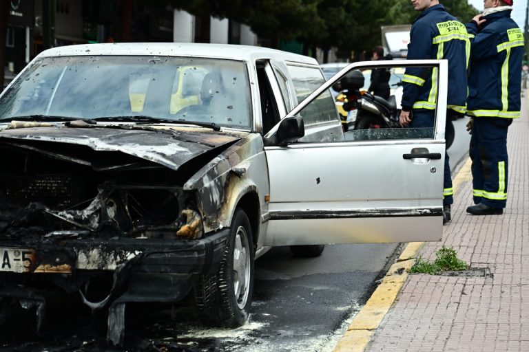 Νεκροφόρα πήρε φωτιά εν κινήσει στη Συγγρού (photos)