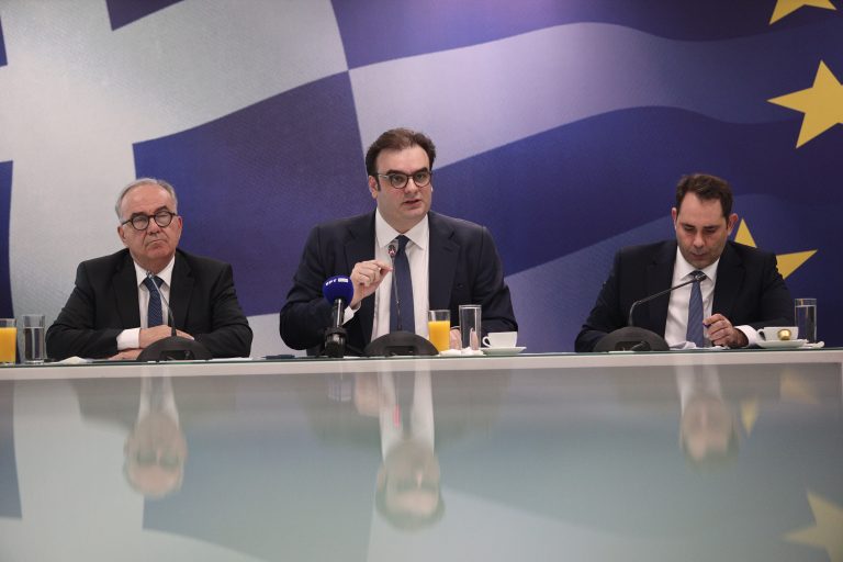 Αναλυτικά τα κριτήρια για τις ενισχύσεις σε ενοικιαστές και συνταξιούχους