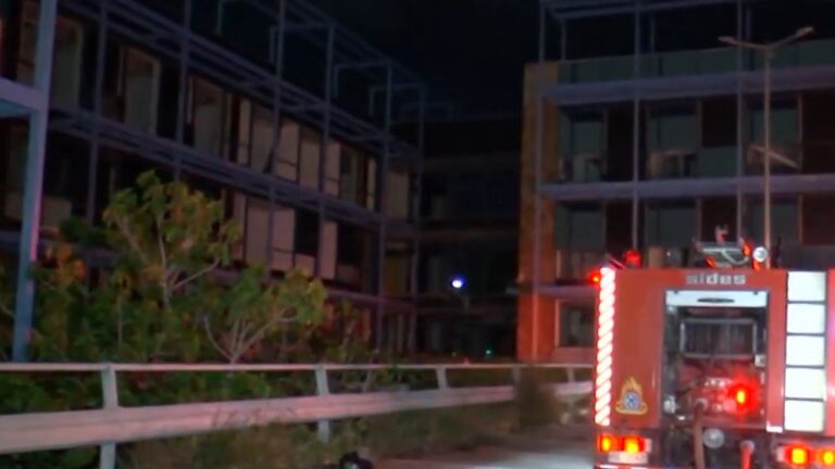 Πυρκαγιά σε εγκαταλελειμμένο κτίριο στο Ολυμπιακό Χωριό (VIDEO)
