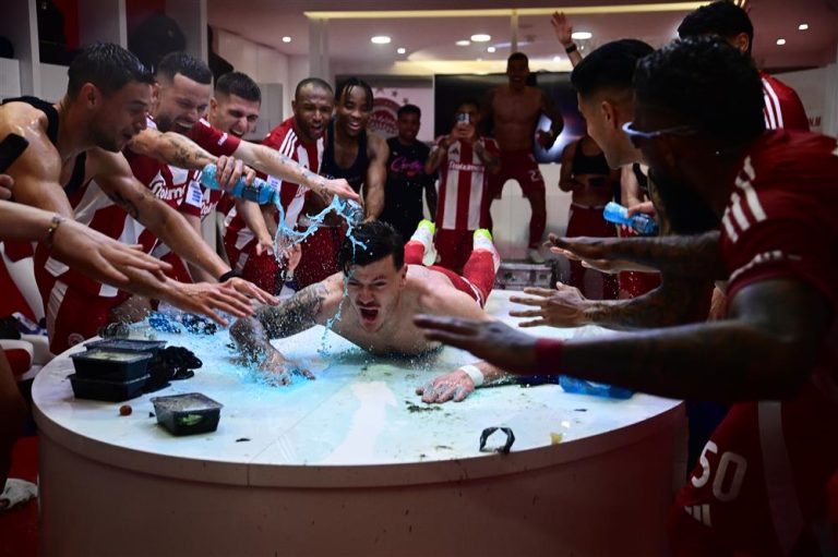 Ερυθρόλευκο πάρτι για το 48ο σε αποδυτήρια και Πασαλιμάνι! (VIDEO)