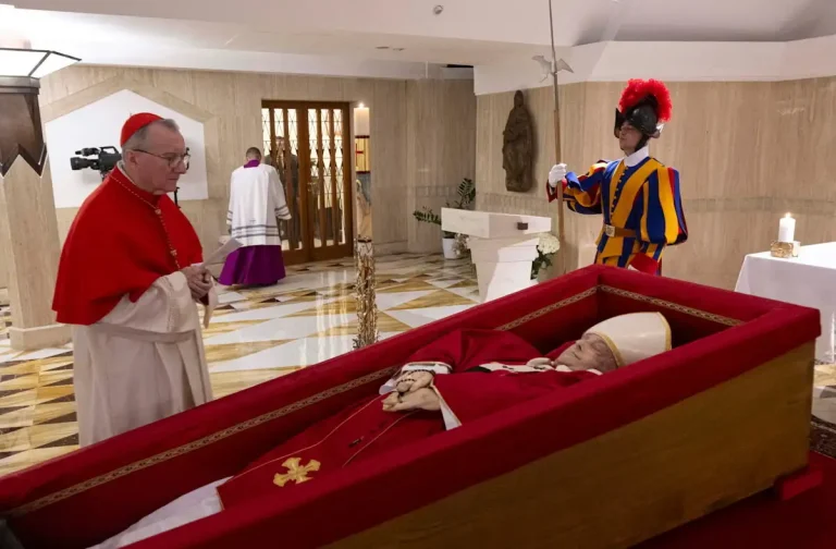 Ο Πάπας Φραγκίσκος στο φέρετρο (VIDEO)