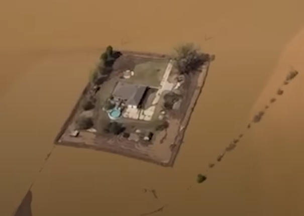 Απίστευτο! Δείτε πως έσωσαν το σπίτι τους από τις βιβλικές πλημμύρες (video)