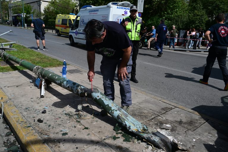 Πώς έγινε το τροχαίο με το ασθενοφόρο στο κέντρο της Αθήνας (photos)