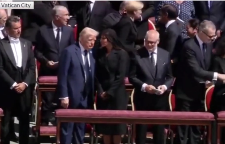 Πώς η Μελάνια «έσωσε» τον Τραμπ στην κηδεία του Πάπα (video)