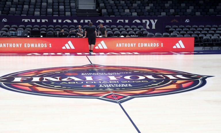 Γέμιζε τις τσέπες της τάζοντας ανύπαρκτα εισιτήρια για το Final Four! (video)