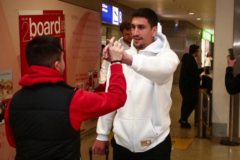 Θερμή υποδοχή στους «ερυθρόλευκους» μετά την πολυπόθητη νίκη! (photo)