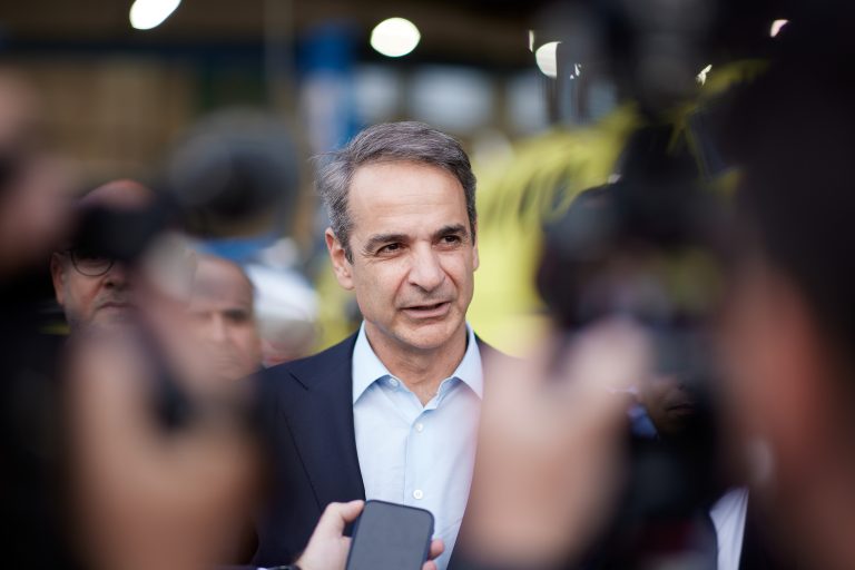 Αυτοψία Μητσοτάκη στο «ιπτάμενο» ασθενοφόρο του ΕΚΑΒ στην Ελευσίνα (photo)