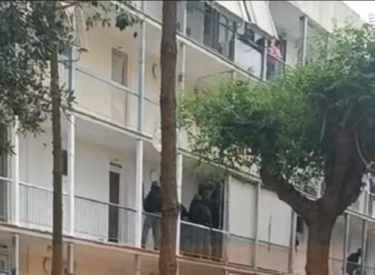 Ναρκωτικά και… σακούλες με λεφτά «ξετρύπωσε» έφοδος στην Αγία Βαρβάρα