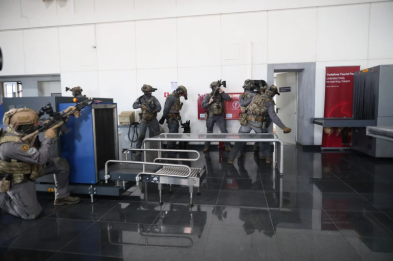 Άσκηση από ταινία στο λιμάνι του Πειραιά: Εξουδετέρωσαν «τρομοκράτη» και βόμβα (photo & video)