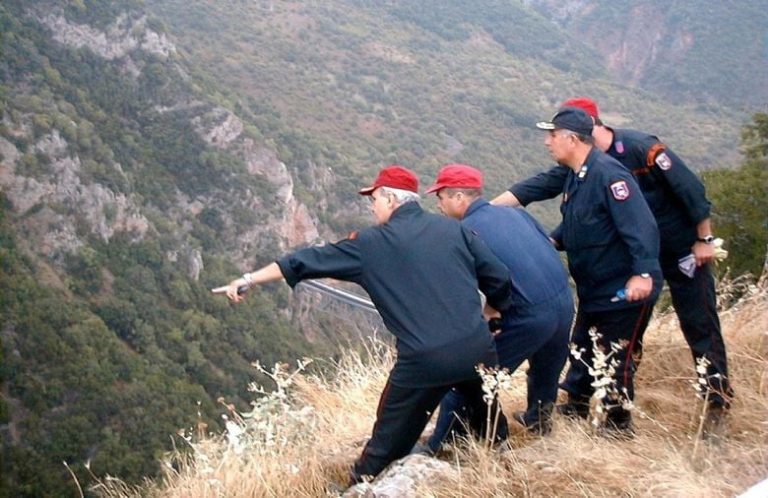 Συναγερμός στις Αρχές: Πατέρας και γιος έπεσαν σε χαράδρα στα σύνορα Ηλείας και Μεσσηνίας