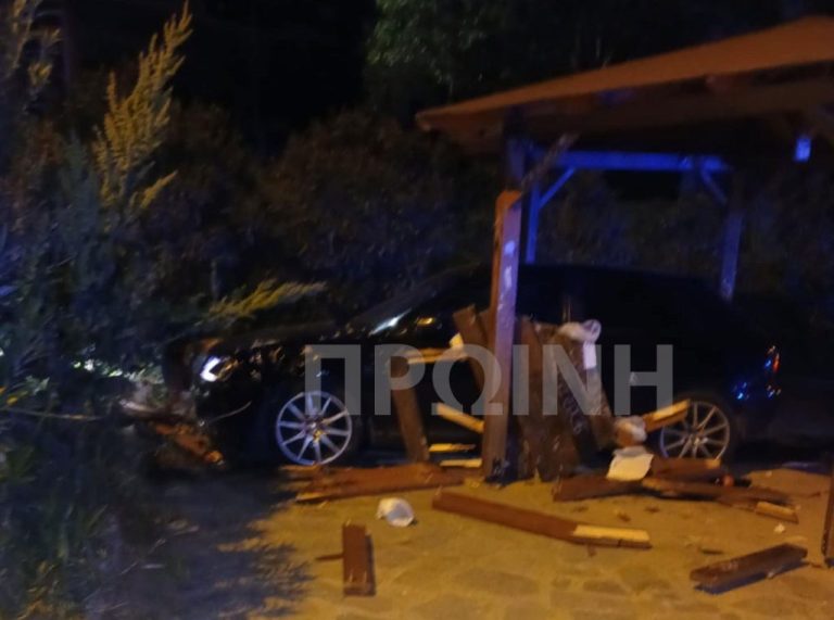 Μεθυσμένος οδηγός έπεσε σε κιόσκι που περίμεναν παιδιά στην Καβάλα! (PHOTO)