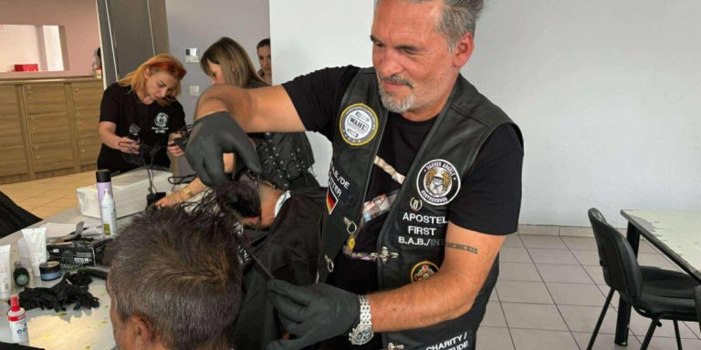 Έλληνες και Γερμανοί κομμωτές κούρεψαν και ξύρισαν δωρεάν αστέγους (VIDEO & PHOTOS)