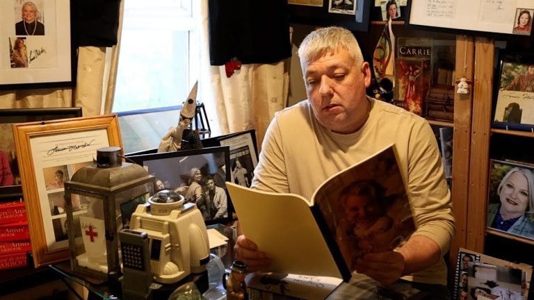 Οι γονείς του τον «έκαναν» παρθένο ετών… 47! (video)