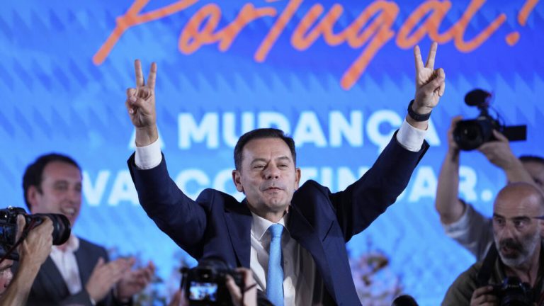 Νίκησε αλλά μπαίνει σε δίλλημα η κεντροδεξιά στην Πορτογαλία