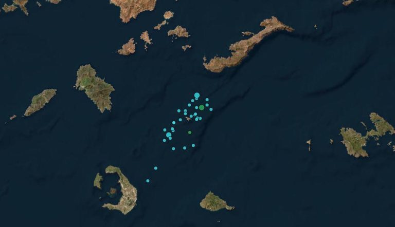 Εξακολουθεί να τρέμει η γη στις Κυκλάδες