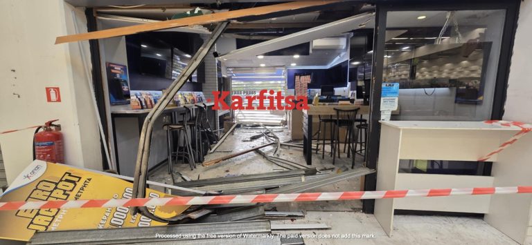 Γκρέμισαν τα ρολά αλλά δεν κατάφεραν να ξηλώσουν το ΑΤΜ (PHOTOS)