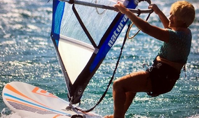 Η Κεφαλονίτισσα σέρφερ που «σκίζει» τα κύματα στα… 86 της! (video)