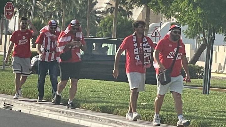 Απαγορεύτηκε η είσοδος στην Etihad Arena σε οπαδούς του Ολυμπιακού που φορούσαν κελεμπίες