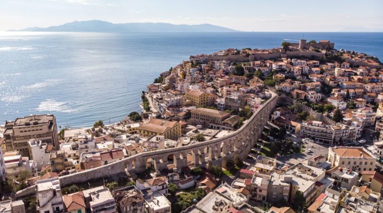 Πώς η ακρίβεια σε Χαλκιδική και νησιά ευνοεί την Καβάλα