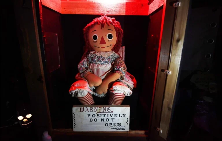 «Χτύπησε» πάλι η κατάρα της αληθινής κούκλας «Annabelle» (photo)