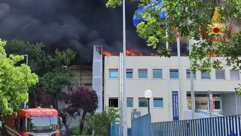 Φωτιά στο πανεπιστήμιο του Βιτέρμπο στην Ιταλία (photo+video)
