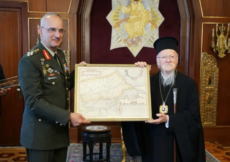 Έξαλλοι οι Τούρκοι με το δώρο του αρχηγού ΓΕΕΘΑ στον Πατριάρχη