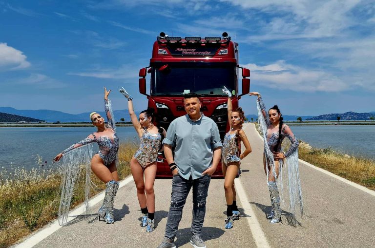 Επιστρέφει δυναμικά… φεύγοντας ο Γιάννης Καψάλης (VIDEO)