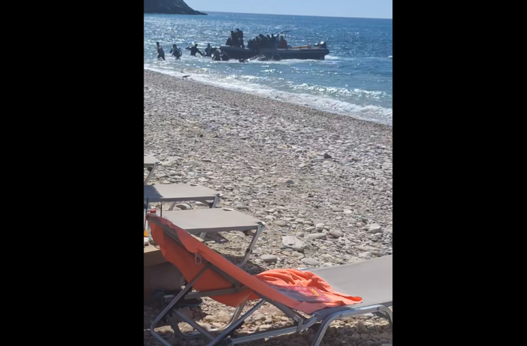 Ταχύπλοο αποβίβασε μετανάστες μπροστά σε σοκαρισμένους λουόμενους (video)