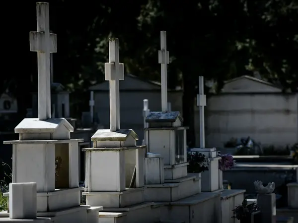 Χαμός σε εκταφή στη Θεσσαλονίκη: Πατέρας και γιος έστειλαν στο νοσοκομείο υπάλληλο του κοιμητηρίου