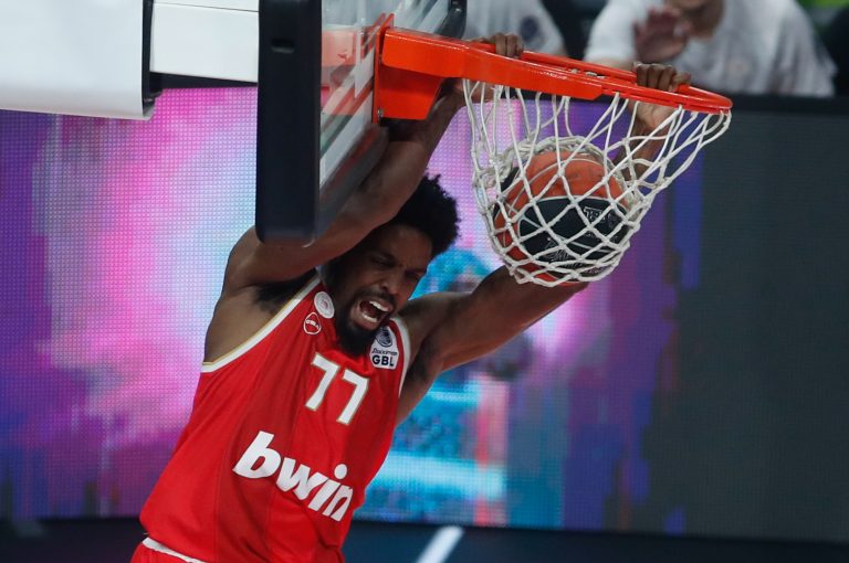 «Άλωσαν» επεισοδιακά το ΟΑΚΑ οι ερυθρόλευκοι