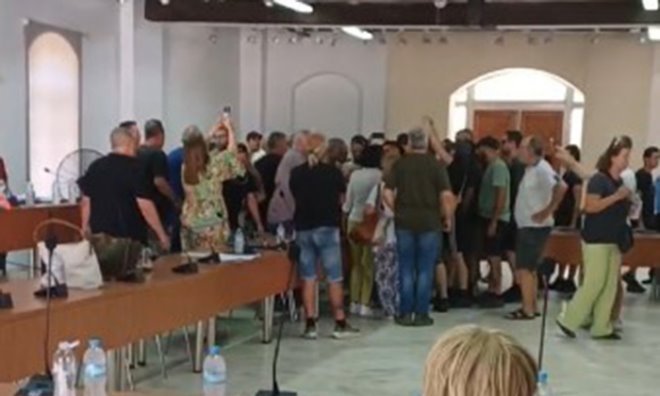 Άκρως… επεισοδιακό δημοτικό συμβούλιο στο Λαύριο (VIDEO)