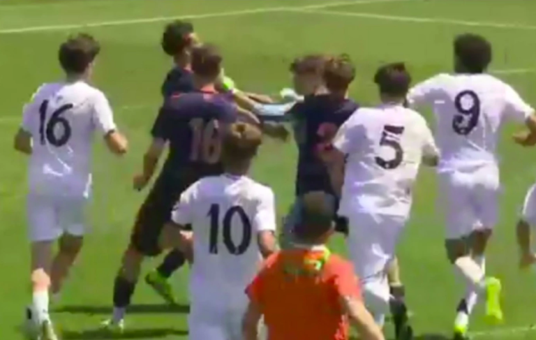 Άγριο ξύλο σε ποδοσφαιρικό αγώνα 15χρονων (video)