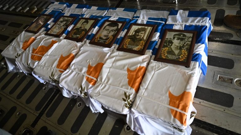 Η Ελλάδα επαναπατρίζει τα οστά έξι οπλιτών που πολέμησαν στην τουρκική εισβολή στην Κύπρο το 1974 (Photo)