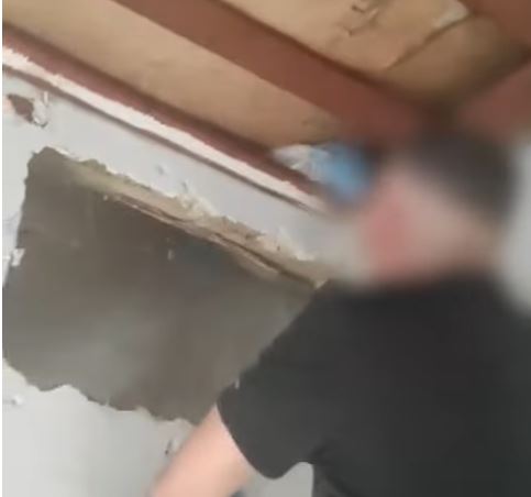 Αστυνομικοί «ξετρυπώνουν» ναρκωτικά σε έφοδο στον Ασπρόπυργο (VIDEO)