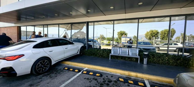 Αυτοκίνητο στην Πάτρα «μπούκαρε» σε σούπερ μάρκετ (photo)