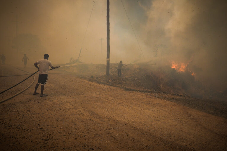 Άνιση μάχη με τις φλόγες σε δεκάδες πύρινα μέτωπα! (VIDEO)