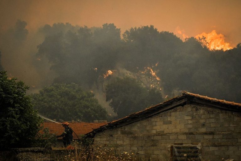 Φωτιά στον Φενεό Κορινθίας: Ανεξέλεγκτη μετά την αναζωπύρωση (video)