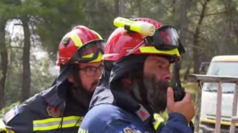 Επτά ιερείς στην πρώτη γραμμή της μάχης με τις φλόγες! (VIDEO)