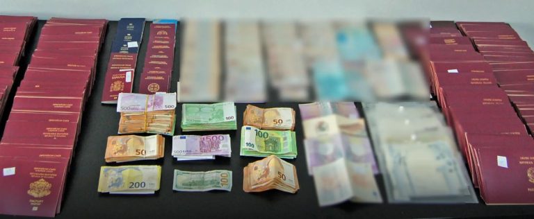 Eξαρθρώθηκε διεθνής σπείρα παράνομης διακίνησης μεταναστών και πλαστογραφίας εγγράφων (video)