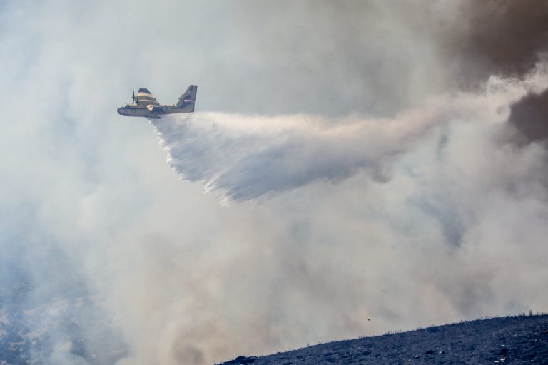 Ανεξέλεγκτη η πυρκαγιά στα Γρεβενά: Εκκενώθηκε καταφύγιο με 55 παιδιά