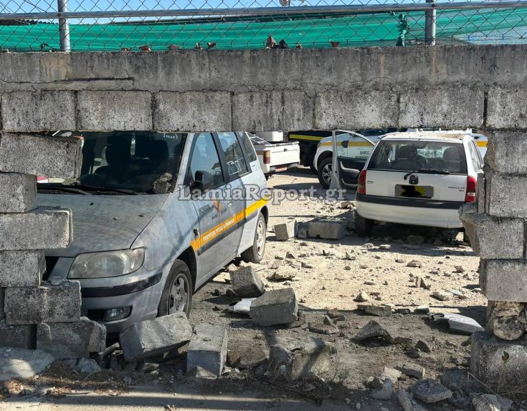 Δεν έπιασαν τα φρένα και πέρασε μέσα από τοίχο! (PHOTOS)