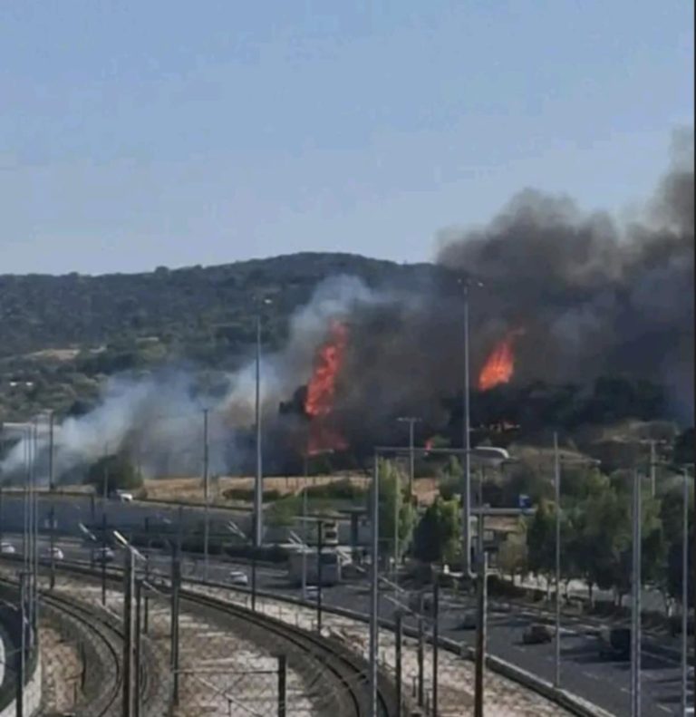 Πυρκαγιά στην Παιανία κοντά στην Αττική Οδό – Κατευθύνεται προς τον Υμηττό (photo+video)